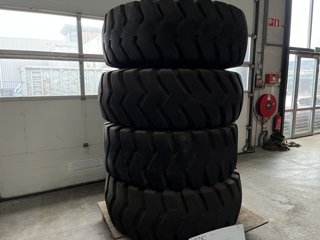 20.5-25 banden te koop bij Jaap Verboon