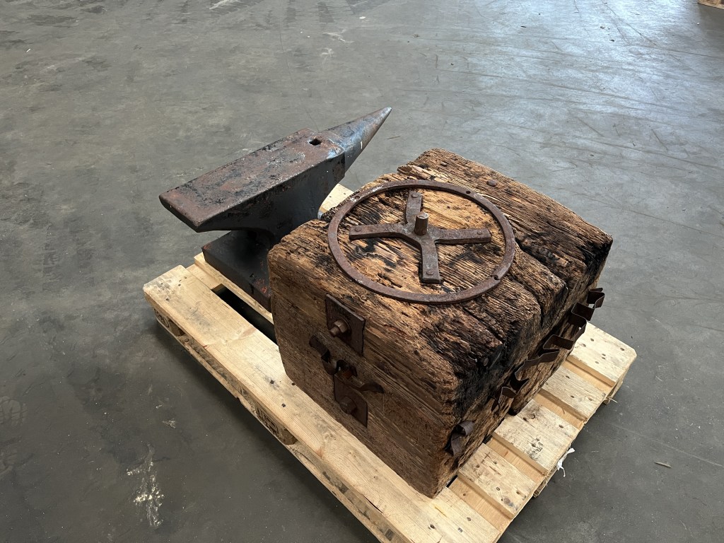 aambeeld op houten sokkel te koop bij Jaap Verboon