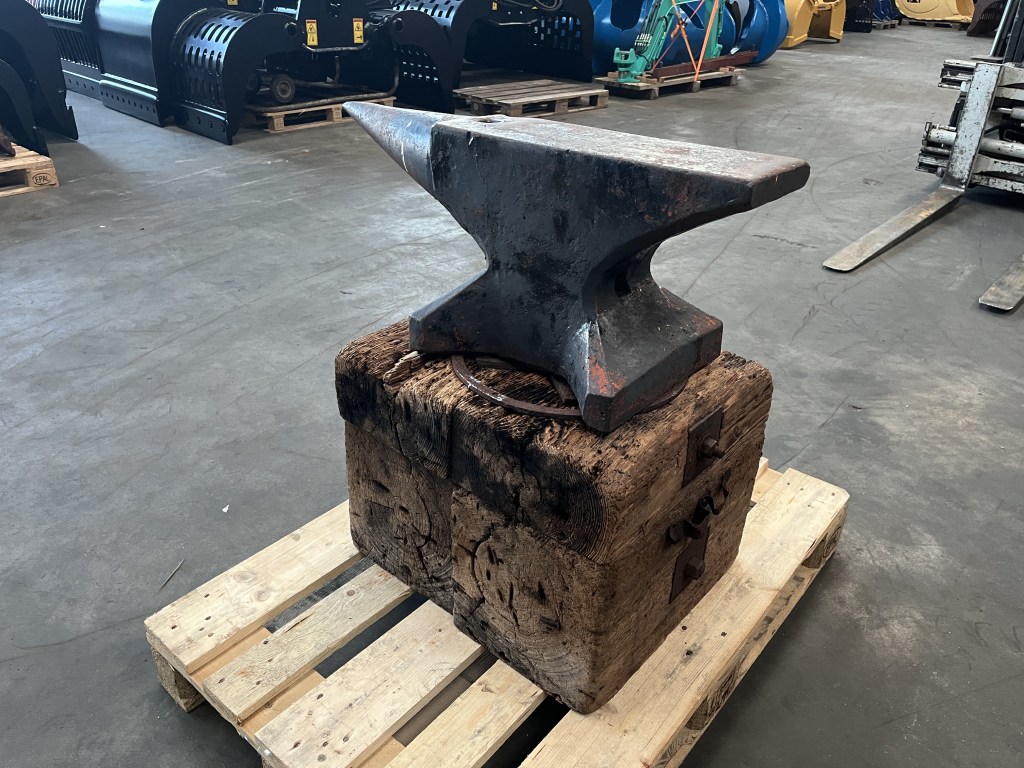 aambeeld op houten sokkel te koop bij Jaap Verboon