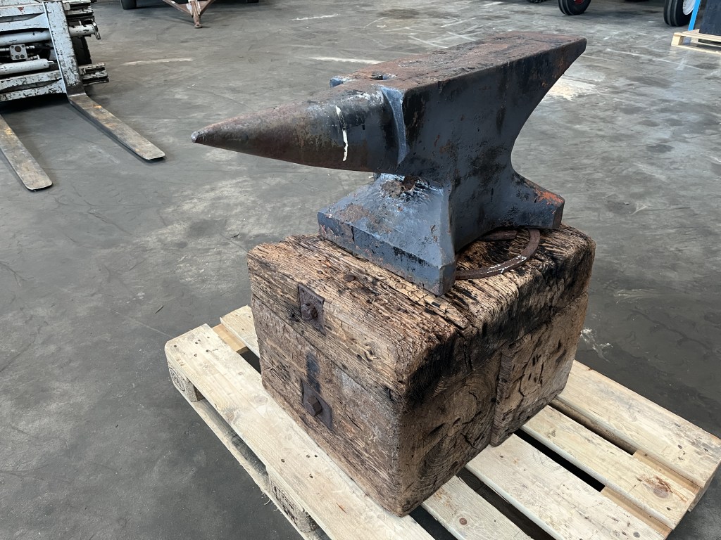 aambeeld op houten sokkel te koop bij Jaap Verboon