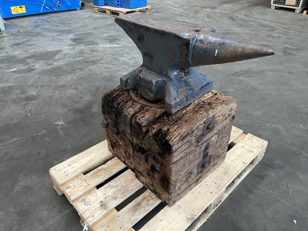 aambeeld op houten sokkel te koop bij Jaap Verboon