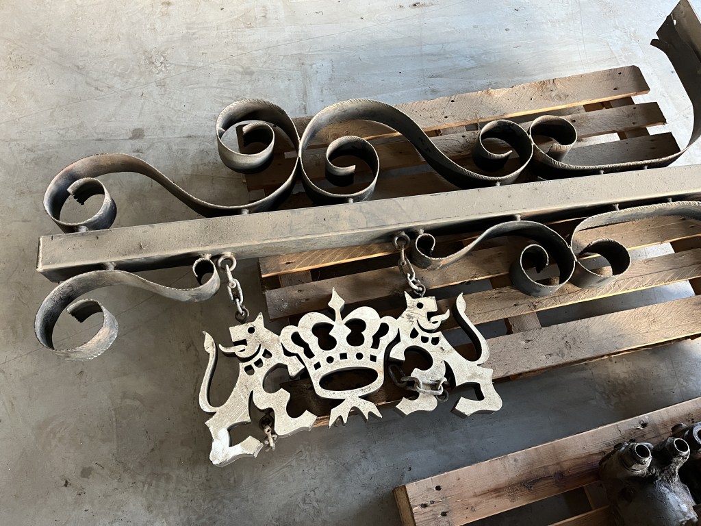 antieke muurbeugel te koop bij Jaap Verboon