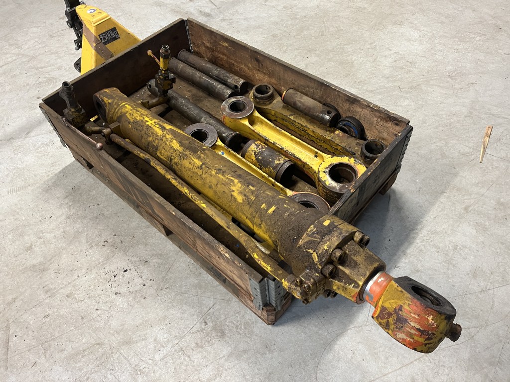 bucket cilinder h link hitachi te koop bij Jaap Verboon