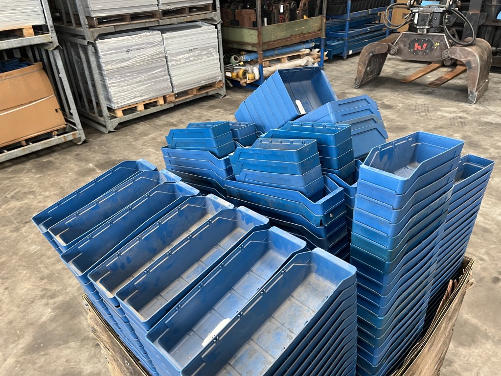 kunstof magazijn bakken te koop bij Jaap Verboon