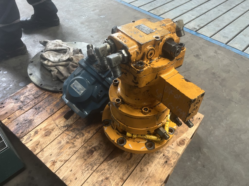 pump swing device Hyundai R55 te koop bij Jaap Verboon